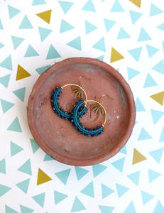 Boucles d'oreilles créoles en macramé perlé bleu faites à la main, plaquées or, avec breloque éventail vintage, style bohème, bijoux pendantes pour femme - Product Image 4