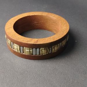 Brazalete de madera de perfil ancho con incrustaciones metálicas detalladas - Joyería de madera tallada a mano de estilo étnico tribal - Product Image 6