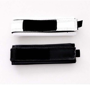 Sangle de soutien pour poignet d'arts martiaux, fermeture Velcro, simili cuir noir et blanc, équipement d'entraînement unisexe - Product Image 1