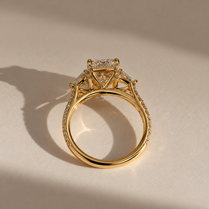 Anillo de Compromiso con Diamante Cultivado en Laboratorio de Corte Radiante con Piedras Laterales Redondas y Banda Pavé en Oro Amarillo de 14k - Product Image 5