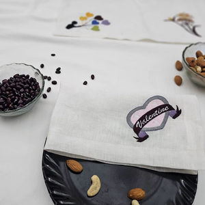 Servilletas de Lino Bordadas Personalizadas, Juego de Servilletas con Nombre Personalizado Hechas a Mano para Cena de San Valentín y Decoración Romántica del Hogar - Product Image 1