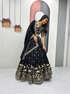 Conjunto de Lehenga Choli de Seda Vichitra Bordado con Hilos y Lentejuelas de Alta Calidad - Product Image 4