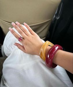กำไลข้อมือเรซิ่นทำมือ สีเขียวส้มลายหินอ่อน รูปทรงกลม เครื่องประดับ งานฝีมือ ศิลปะ ของสะสม ของตกแต่ง - Product Image 3