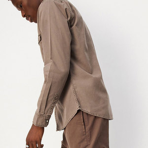 Chemise en jean marron pour homme, manches longues, couleur unie, col boutonné, style décontracté avec poches, coupe classique - Product Image 2