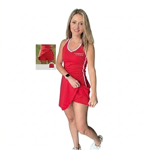 Robe de pickleball athlétique pour femmes, sans manches, col en V, dos nageur, bordure contrastante, design à rayures latérales, jupe style enveloppant avec short intégré - Product Image 2