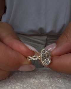 Anillo de compromiso de oro macizo de 14K y 18K con diamante de corte ovalado de 3.70 quilates, halo oculto, solitario, cultivado en laboratorio, joyería nupcial moderna para mujer, venta al por mayor - Product Image 5