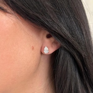 Boucles d'oreilles clous en diamant de laboratoire taille poire 2 carats, options de fixation à vis ou à poussoir, or blanc 14K/18K, certifiées IGI, tendance mariage - Product Image 6