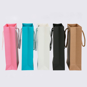 ถุงกระดาษคราฟท์รีไซเคิลรักษ์โลกแบบกำหนดเอง พร้อมเคลือบลามิเนต หูหิ้วสีพื้นทรงสี่เหลี่ยม สำหรับบรรจุภัณฑ์ของขวัญเสื้อผ้าหรูหรา - Product Image 2