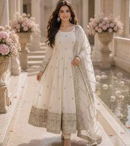 ชุดเดรส Anarkali ผ้าไหมวิชิตร้า งานปักลายดีไซเนอร์ พร้อมกางเกงและผ้าคลุมไหล่ปักลายหนัก  ชุดสำเร็จรูปพร้อมสวมใส่ - Product Image 3