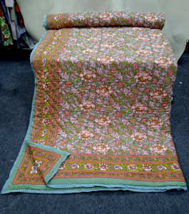 Edredón de cama doble de algodón con estampados de bloques atemporales suave lavable duradero y perfecto para un estilo de vida sostenible y una decoración moderna. - Product Image 2