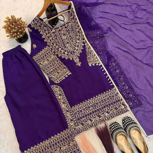 Nouvel ensemble tendance trois pièces prêt-à-porter en soie froissée lourde, Kurta et pantalon de mariage réversibles avec Duptta à bordure en dentelle fantaisie - Product Image 1