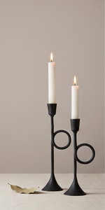 Ensemble de bougeoirs sculpturaux noirs au design trompette contemporain, en fonte texturée, pour décoration artistique - Product Image 2