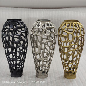 Vase noir en métal gaufré Elements-Vase à fleurs en aluminium à décor de table moderne - Product Image 3