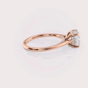 Bague de fiançailles solitaire en diamant de laboratoire taille coussin en or jaune/blanc et or rose 14 carats - Product Image 3