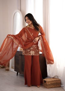 Conjunto de Kurta, Pantalón y Dupatta Royal Crunchy Silk con Bordado de Seda y Lentejuelas Jari - Product Image 5