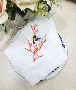 Serviettes de table en coton brodées sur mesure, style corail, avec ourlet festonné, pour événements à domicile et mariages - Product Image 1