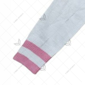 Cardigan en tricot à manches longues pour femme, bleu clair rayé, col en V, avec boutons et patch logo, style universitaire. - Product Image 3