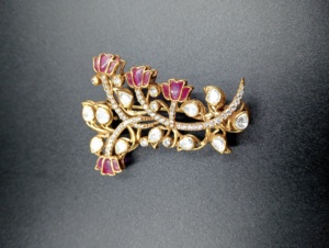 Broche AMAIRA JEWELS en forme de fleur, plaquée or, en argent, avec pierres Moissanite Polki et doublet rouge, unisexe, pour fêtes, mariages et occasions spéciales - Product Image 1