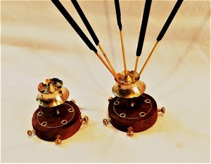 Porta Incienso de Madera Hecho a Mano, Soporte Rústico para Agarbatti con Incrustaciones de Latón, Recolector de Ceniza, Accesorio Decorativo para Meditación y Oración - Product Image 3