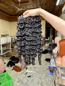 Venta al por mayor rizos birmanos mechones de pelo crudo sin procesar Virgen Natural 100% vendedores de pelo rizado birmano crudo vietnamita - Product Image 4