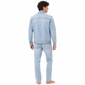 Chaqueta vaquera para hombre diseñada con una estructura clásica de mezclilla resistente y cómoda de llevar para un estilo versátil en salidas informales. - Product Image 4