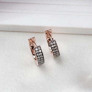 Vente en gros de boucles d'oreilles Huggie à double rangée en argent sterling 925 plaqué or rose avec diamants naturels, bijoux fins, Memoria Jewels - Product Image 1