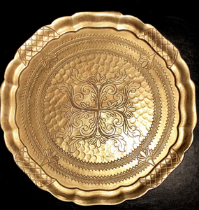 Plato Decorativo Dorado con Diseño Floral Antiguo para Cenas de Lujo y Ocasiones Especiales, Incluyendo Ramadán, Decoración de Mesa Premium - Product Image 1