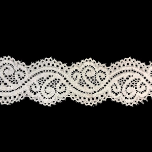 Cinta de encaje de nailon blanco premium al por mayor de fábrica con borde festoneado – Encaje con patrón de volutas vintage para prendas de vestir - Product Image 2