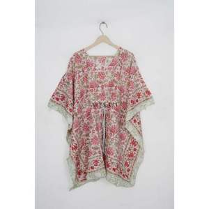 ชุดคลุมชายหาดผ้าฝ้ายอินเดียพิมพ์ลายดอกไม้ใหม่ คอวี แขนสั้น รูดเชือก ปรับได้ ทรงปล่อยชายกระโปรงยาวเต็มตัว แต่งลูกไม้ เหมาะสำหรับฤดูร้อน สำหรับผู้หญิง - Product Image 4