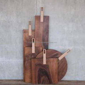 Elegante tabla de cortar al aire libre para organizar bocadillos de picnic y frutas frescas en un ambiente informal - Product Image 3