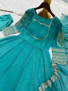 Vestido de seda con bordado de diseño y detalles de codificación, con pantalón y dupatta, completamente cosido, listo para usar. - Product Image 5