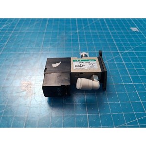 Válvula Solenoide de 3 Puertos CKD 3PA110-D2, Usada, Piezas de Equipos Legacy Semiconductor - Product Image 1