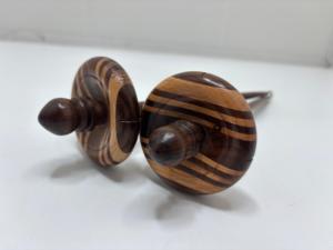 Fils à tisser traditionnel artisanal avec molette tournée rayée, outil de filature et d'artisanat - Product Image 3