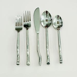 Poignée ronde de créateur fait à la main miroir brillant poli ensemble de couverts de cinq pièces lavable au lave-vaisselle et aux aliments - Product Image 3