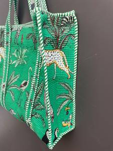Sac fourre-tout matelassé en coton Kantha pour femme, fermeture ouverte, lot en gros avec doublure en tissu et deux poignées pour le voyage - Product Image 3