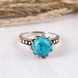 Bague de mariage artisanale en turquoise bleue sertie clos, en argent sterling 925, texture oxydée, bijou unisexe avec pierre précieuse - Product Image 1