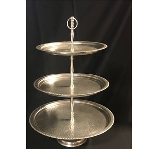 Support à gâteau décoratif artisanal en bois finition antique avec support métallique design pour présentation de gâteaux - Product Image 2
