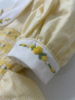 OEM ODM Vestido de Verano para Bebé Niña, Estilo Inglés, Hecho a Mano, con Mangas Abullonadas, hasta la Rodilla, con Rayas Geométricas Amarillas en Satén, Diseño Personalizado