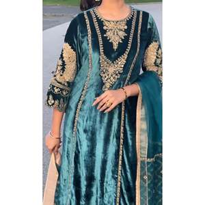 Ensemble de costumes de soirée pour femmes de créateur avec dupatta et bas entièrement cousu - Product Image 4