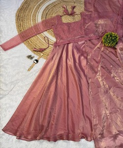 ชุดเดรสสไตล์อินเดียผ้าฝ้ายลายปักเลื่อมและลูกปัด พร้อมผ้าคลุมไหล่และเข็มขัด สำหรับงานเทศกาล ราคาขายส่ง เสื้อผ้าสตรี กำลังเป็นที่นิยม - Product Image 2