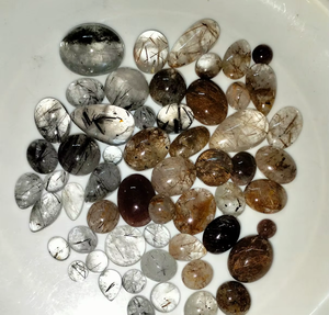 BAITHU GEMS MINERALS Hermosos Cabujones de Piedras Preciosas de Aguamarina Natural Mixta en Colores Blanco, Negro y Dorado, Pulidos y Personalizables - Product Image 1