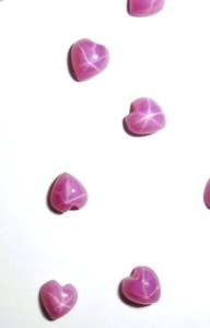 Rubis étoilé taille cœur 4x4 mm 1,5 carat, cabochon opaque poli créé en laboratoire avec effet étoile à 6 branches pour la fabrication de bijoux - Product Image 3