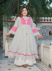 Kurti Anarkali de rayón con estampado floral blanco, con cuello con abertura y mangas acampanadas, para la moda femenina de talla grande. - Product Image 6