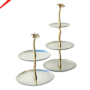 ชั้นวางเค้กอะลูมิเนียมลายตอกแบบหรูหรา สีทองโบราณ สำหรับงานจัดเลี้ยง - Product Image 1