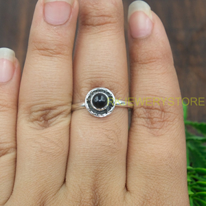Bague en Onyx Noir Naturel Rond Cabochon, Argent Sterling 925, Faite à la Main, Sertissage Floral, Bague Minimaliste en Pierre Précieuse pour Femme - Product Image 6