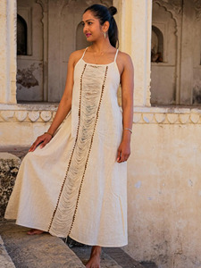 Vestido Maxi de Algodón Khadi Hecho a Mano con Detalles de Macramé con Flecos y Bordes Bordados, Cuello Cuadrado, Silueta en A - Product Image 4