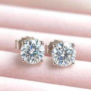 Pendientes de Plata de Ley 925 con Moissanita de 1 Quilate, Corte Redondo, Tipo Sello, para Aniversarios, Cumpleaños, Fiestas, Regalo para Enamorados - Product Image 1