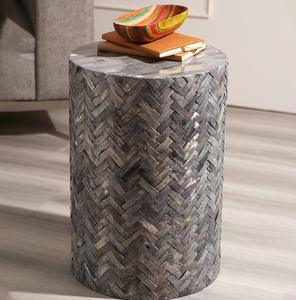 Tablero de mesa de centro ovalado negro con incrustaciones de hueso, con una pieza artística central de un cisne en vuelo, disponible a precios de mayorista. - Product Image 4