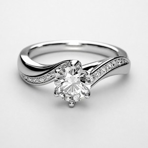 Anillo de compromiso de plata 925 de excelente calidad con diamante redondo, engaste de puntas y banda pavé para mujer - Product Image 4