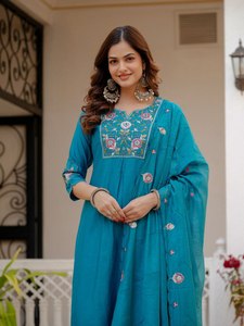 Conjunto de Kurti y Pantalón Bordados de Diseñador con Dupatta de Seda Maslin |   Moda Étnica Premium |   Proveedor de Exportación OEM - Product Image 4